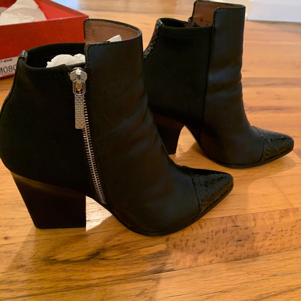 Donald Pliner black boots